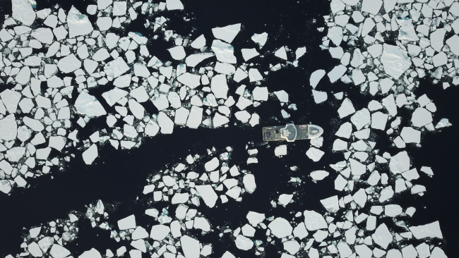 picture of boat in icy waters