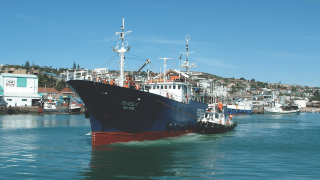 picture of the RIGEL 4 EA 305 fishing boat leaving the dock