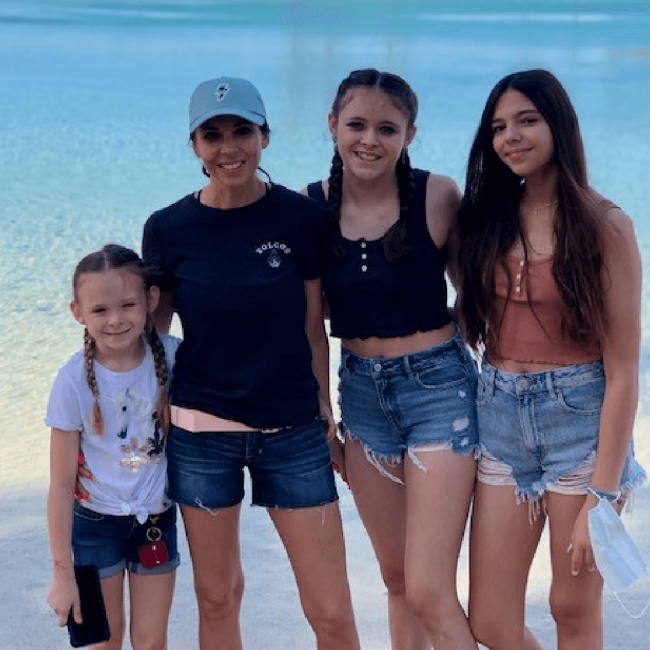 photo of Tambra with her 3 daughters at the beach